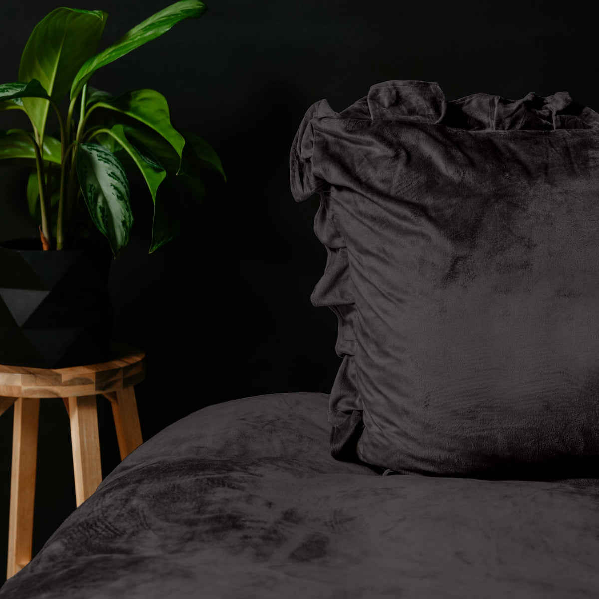 Velvet Ruffles Dekbedovertrek - Zwart